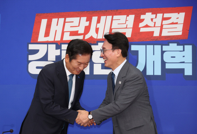 5일 서울 여의도 국회에서 김민석 국무총리가 정청래 더불어민주당 대표와 만나 손을 잡고 있다. ⓒ 연합뉴스