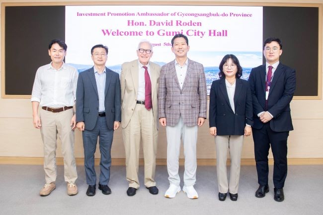 사진 왼쪽부터 경북도 정형근 주무관, 신승훈 투자유치단장, 데이빗 로든 홍보대사, 김장호 구미시장, 유태란 투자유치과장, 변정훈 주무관. ⓒ 구미시
