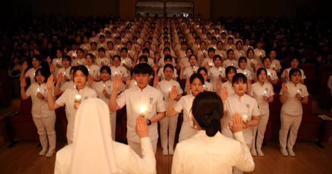 대구가톨릭대 간호대학 학생들의 나이팅게일 선서 모습. ⓒ 대구가톨릭대학교