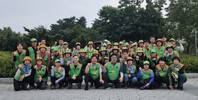 지난 3일 집중호우로 큰 피해를 입은 예산군 관내 비닐하우스 농가를 찾아 수해 복구 지원 활동을 개최 후 단체 기념촬영을 하고 있다. ⓒ 부여군
