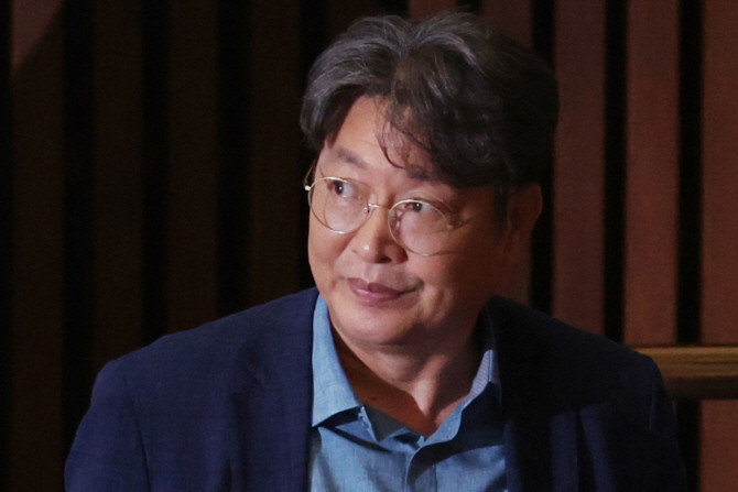 차명 주식거래 의혹을 받는 이춘석 더불어민주당 의원이 지난 5일 국회 본회의에 출석해 방송법 개정안에 대한 기표를 한 뒤 투표함으로 이동하고 있다. ⓒ 연합뉴스