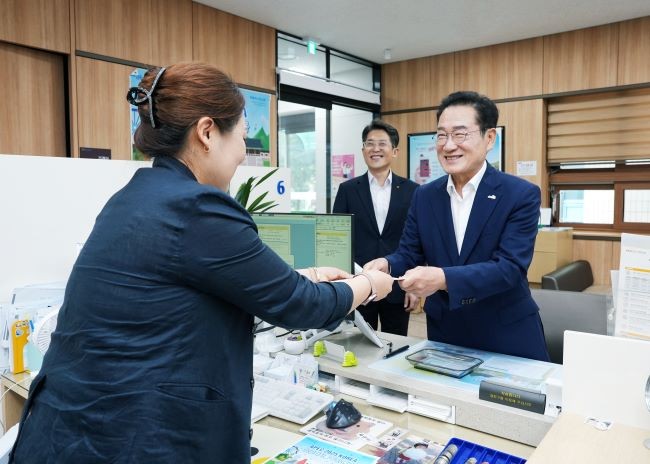 최기문 시장이 APEC 정상회의의 성공적인 개최를 염원하며 NH농협은행이 출시한 'APEC 2025 KOREA 성공개최를 위한 예금'에 가입하고 있다. ⓒ 영천시