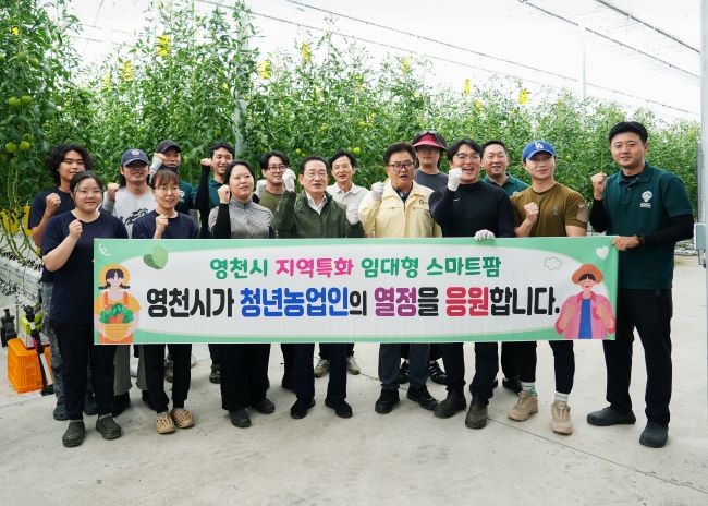6일 지역특화 임대형 스마트팜 입주 청년농업인들이 토마토 첫 수확을 했다. ⓒ 영천시