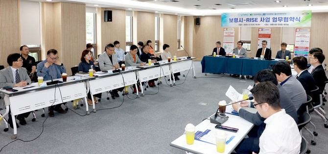 6일 보령시청 민원동 회의실에서 김동일 보령시장과 건양대학교, 단국대학교, 아주자동차대학교의 총장 및 부총장이 참석한 가운데 RISE 사업 업무협약을 체결하고 있다. ⓒ 보령시