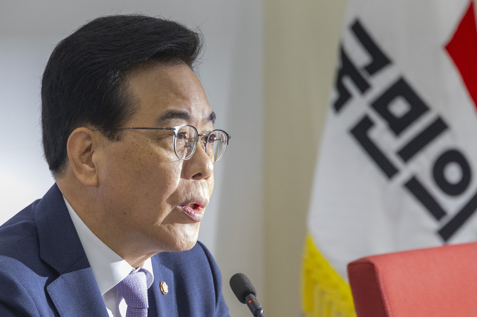 이춘석 의원이 차명계좌 의혹 끝에 여당을 탈당하자 국민의힘은 경찰에 고발장을 제출하는 등 즉각 비판에 나섰다. ⓒ 연합뉴스