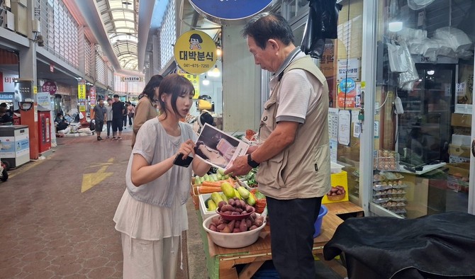 '노쇼 사기' 등 각종 사기 피해 예방과 민생회복 소비쿠폰 신청을 돕기 위해 직접 현장을 찾는 적극행정 모습. ⓒ 태안군