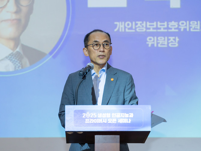 고학수 개인정보보호위원회 위원장이 6일 개최된 '생성형 인공지능과 프라이버시' 오픈 세미나에서 인사말씀을 하고 있다. ⓒ 개인정보보호위원회