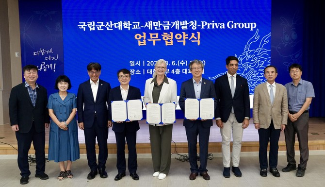 6일 국립군산대학교, 네덜란드 스마트팜 솔루션 기업 '프리바(Priva)'와 함께 새만금의 친환경 개발과 글로벌 인재 양성을 위한 3자 협력 양해각서를 체결 후 기념촬영을 하고 있다. ⓒ 새만금개발청