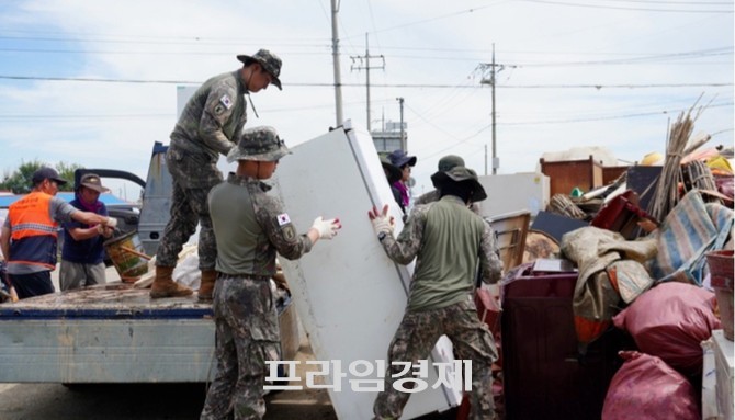 지난 7월20일 고덕면 구만리 일대에서 군인들이 쓰레기를 정리하고 있다. ⓒ 프라임경제