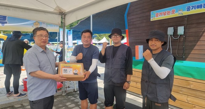 여름철 현장 근무자에 냉각조끼을 전달 후 기념촬영을 하고 있다. ⓒ 부여군