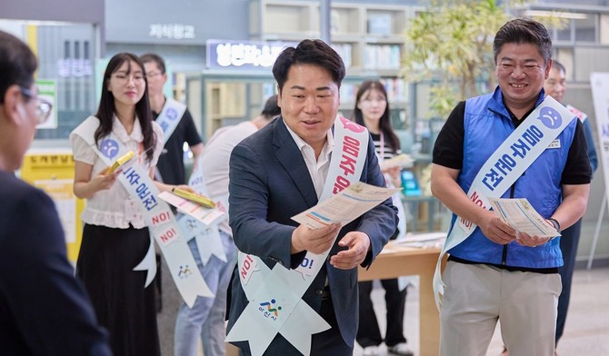 지난 6일 오세현 시장이 공직사회의 음주운전 근절을 위한 캠페인을 펼치고 있다. ⓒ 아산시