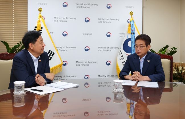 이철우 도지사(오른쪽)가 구윤철 경제부총리를 만나 경북의 주요 핵심 국가투자사업에 대한 전반위 지원을 건의하고 있다. ⓒ 경북도