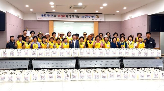 대한적십자사봉사회 군위군협의회는 지난 7일 산성면 복지회관에서 읍·면 적십자봉사회원과 함께 무더위 속 삼계탕 나눔행사를 진행했다. ⓒ 군위군
