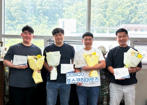 이장복, 정수연, 김인중, 최승일 씨(왼쪽부터)가 포스코히어로즈에 선정돼 기념 촬영을 하고 있다. ⓒ 포스코청암재단