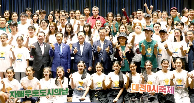 '2025 대전 0시 축제' 자매·우호도시 환영 리셉션에 참석한 조원휘 의장(앞줄 왼쪽 세번째)과 자매·우호도시 대표단 및 주한 외교사절단 관계자들이 기념촬영을 하고 있다. ⓒ 의회사무국