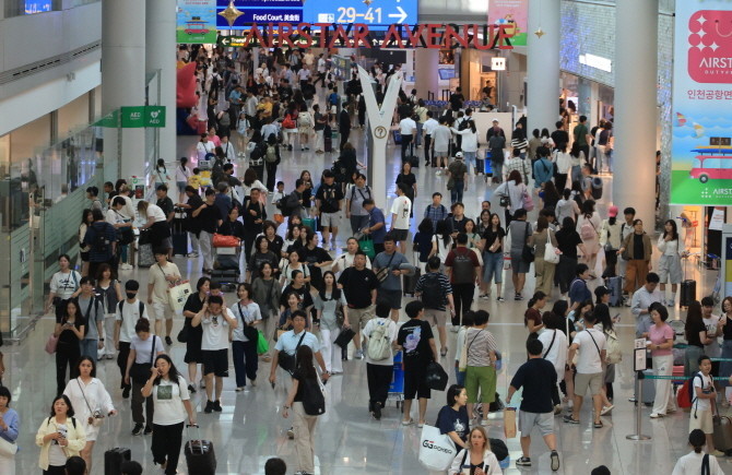 인천국제공항 면세점이 해외로 떠나는 여행객 등으로 붐비고 있다. © 연합뉴스