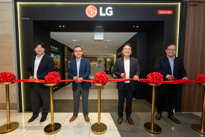 LG전자 관계자들이 싱가포르 구독 전용 브랜드샵 오픈을 기념하고 있다. ⓒ LG전자