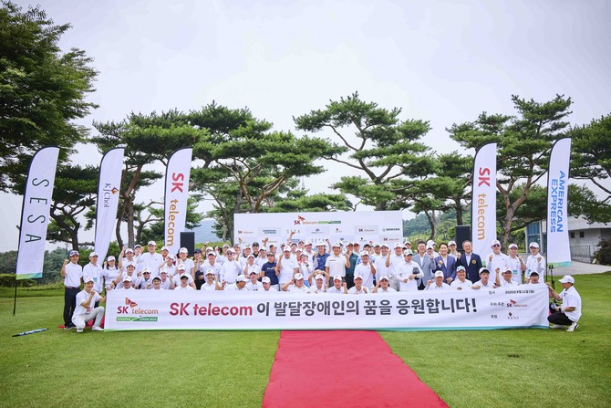 SK텔레콤 어댑티브 오픈 2025에 참석한 관계자들과 선수들이 함께 기념촬영 하는 모습. ⓒ SK텔레콤