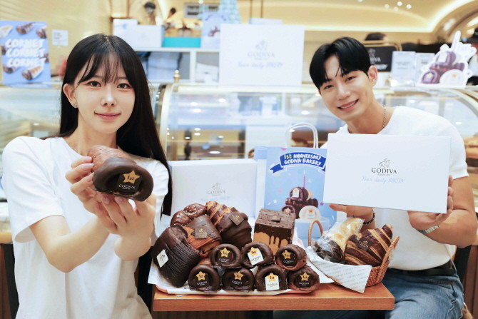 신세계백화점이 초콜릿과 빵을 사랑하는 미식가들을 위해 벨기에 프리미엄 초콜릿 브랜드 '고디바(GODIVA)'의 베이커리 팝업스토어를 선보인다. © 신세계백화점