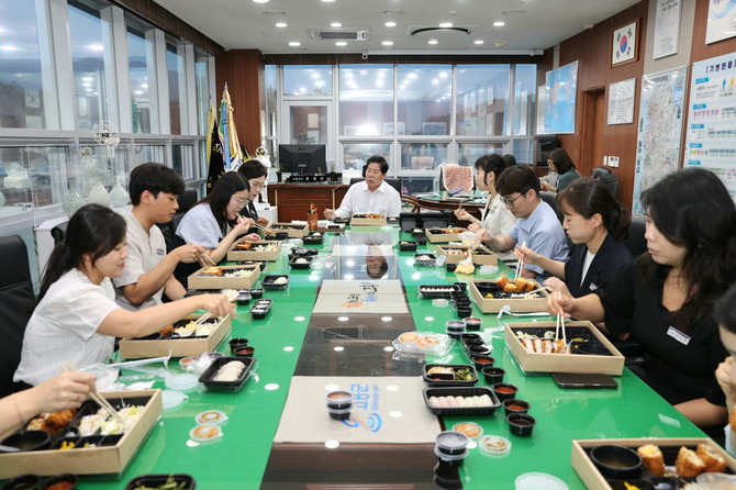 공영민 고흥군수가 군수실에서 직원들과 식사를 하며 환담하고 있는 모습. ⓒ 고흥군