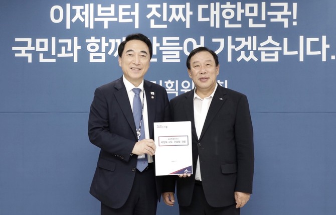 최민호 세종시장은 12일 정부서울청사에서 박수현 국정기획위원회 국가균형성장특별위원장을 만나 5대 핵심과제를 공식 건의 후 기념촬영을 하고 있다. ⓒ 세종시
