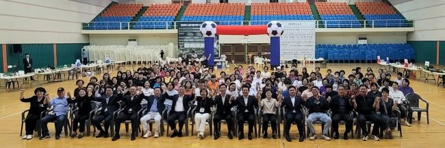 지난 12일 포항대학교 실내체육관에서 '2025년 여성농업인 역량강화교육 및 화합대회'를 가진 후 기념촬영을 하고 있다. ⓒ 포항시