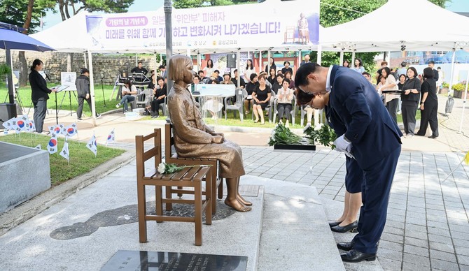 이용록 홍성군수가 헌화하며 피해자들의 숭고한 뜻을 기리고 있다. ⓒ 홍성군