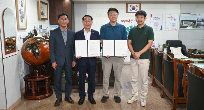 지난 12일 군청 군수실에서 홍성군치과의사회와 의료취약계층 보철치료 지원을 위한 업무협약을 체결 후 기념촬영을 하고 있다. ⓒ 홍성군