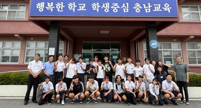 13일 일본 나라현 아스카무라의 성덕중학교 교류단을 맞이해 양국 학생들이 단체 기념촬영을 하고 있다. ⓒ 부여군