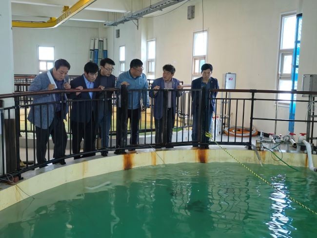 농수산위원회는 현장을 발로 누비며 답을 찾고 있는 의정활동 모습. 사진은 경남 수산자원연구소 방문 모습. ⓒ 경북도의회