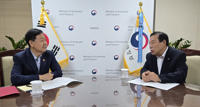 최민호 세종시장이 13일 정부서울청사에서 구윤철 경제부총리를 만나 내년도 국가예산 반영을 요청하고 있다. ⓒ 세종시