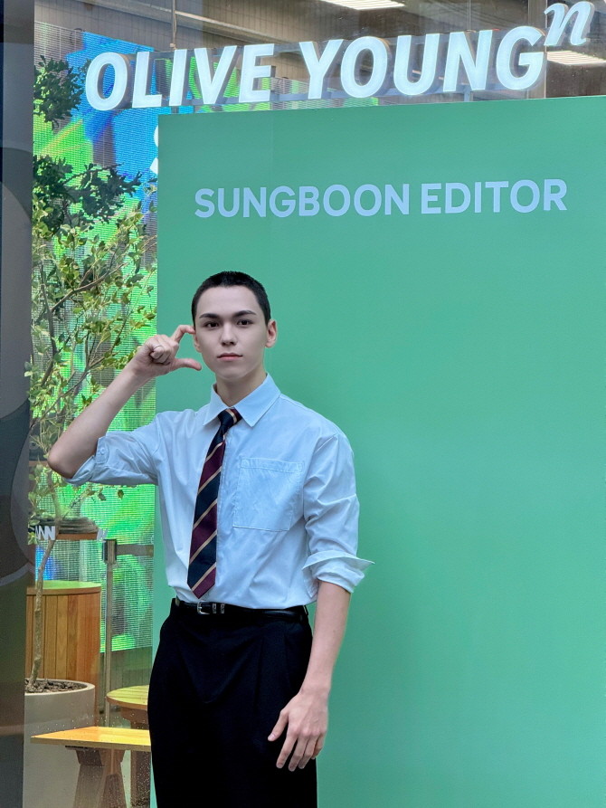 성분에디터 성수 콘셉트 스토어를 방문한 세븐틴 버논. © 성분에디터