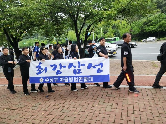 수성구자율방범연합대원들이 삼성라이온즈파크 주변을 순찰하고 있다. ⓒ 수성구