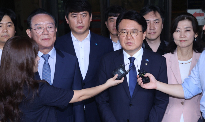 '울산시장 선거 개입·하명수사' 의혹으로 기소된 황운하 조국혁신당 의원(오른쪽)과 송철호 전 울산시장이 14일 서울 서초구 대법원에서 열린 상고심 선고공판에서 무죄를 확정 받은 뒤 입장을 밝히고 있다. ⓒ 연합뉴스