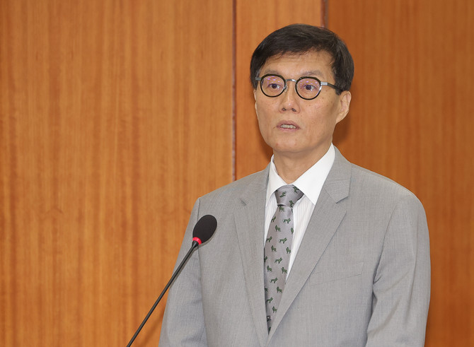 이창용 한은 총재가 19일 서울 여의도 국회에서 열린 기획재정위원회 전체회의에서 업무보고를 하고 있다. © 연합뉴스