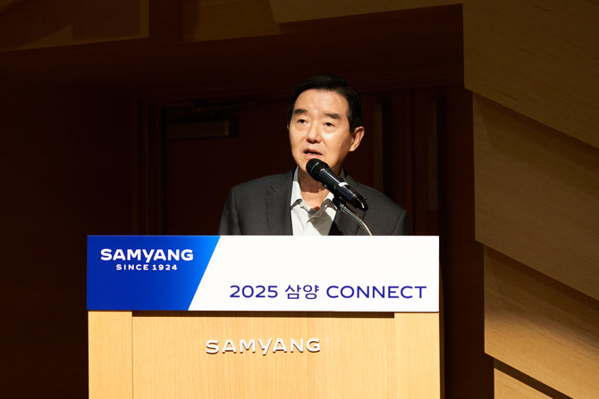 19일 김윤 삼양그룹 회장이 판교 삼양디스커버리센터에서 개최한 '2025년 SAMYANG CONNECT'에서 상반기 경영 성과와 하반기 전략 방향에 대해 직원들에게 설명하고 있다. ⓒ 삼양그룹