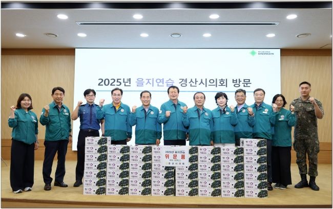 경산시의회는 2025 을지연습 종합상황실을 방문해 훈련 관계자들에게 포도 50상자를 위문품으로 전달하고 노고를 격려했다. ⓒ 경산시의회