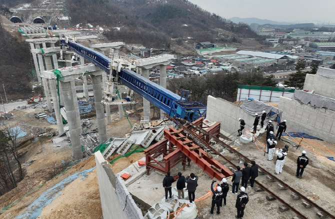 안성 고속도로 건설현장 붕괴사고 현장 합동감식. © 연합뉴스