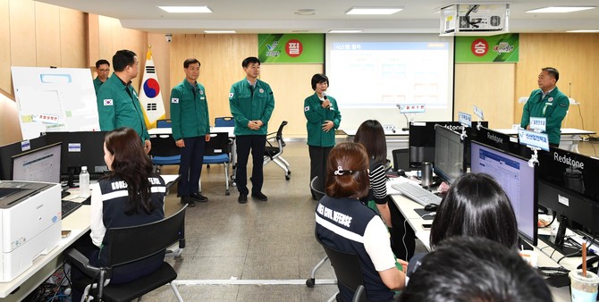 2025년 을지연습이 진행되고 있는 보령시청 종합상황실을 찾아 근무자들을 격려하고 있는 최은순 의장. ⓒ 의회사무국