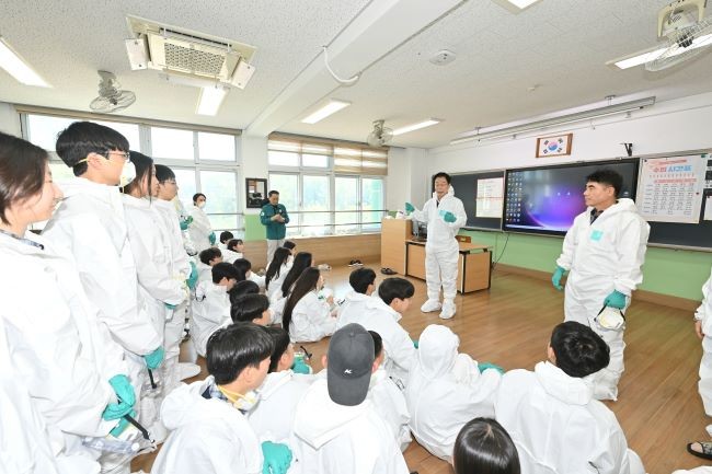 경주 양남중학교 원전 방사능 누출 대피 훈련)(학생들과 훈련에 참가한 임종식 교육감). ⓒ 경북교육청