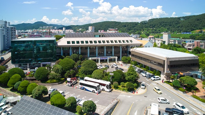 2025 뮤직웨이브 정기공연, 이한철 밴드 '여름의 묘약' 통영시 전경. ⓒ 통영시