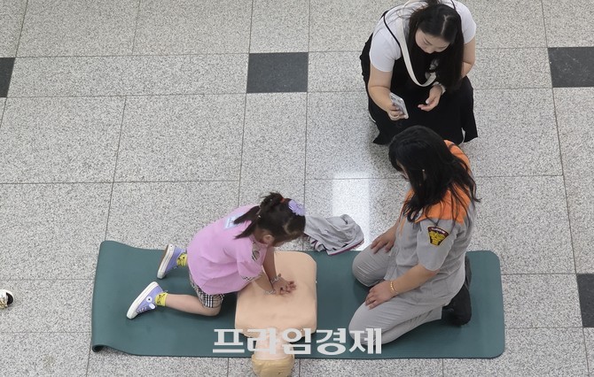 심폐소생술을 직접 체험하고 있는 어린이 모습. ⓒ 프라임경제