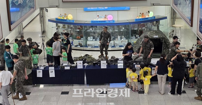 2025 을지연습 기간, 보령시청 로비에서 군 장비를 직접 만저보는 체험을 하고 있는 어린이비 원아들 모습. ⓒ 프라임경제