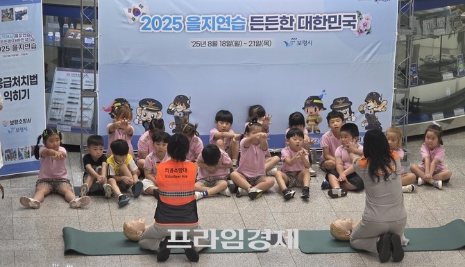 119수호천사와 함께하는 심폐소생술 교육을 체험하고 있는 어린이들 모습. ⓒ 프라임경제