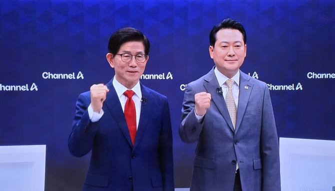 23일 국민의힘 당대표 후보 최종 토론회에서 장동혁 후보(오른쪽)와 김문수 후보(왼쪽)가 카메라를 향해 주먹을 들어 보이며 결의를 다지고 있다. ⓒ MBN 캡처