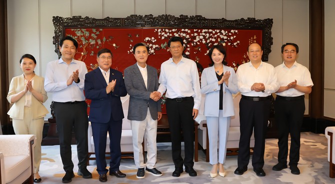 김태흠 충남지사는 23일 양저우의 한 식당에서 왕진지앤 양저우시 당서기와 만나 협력 방안을 논의후 기념촬영을 하고 있다. ⓒ 충남도