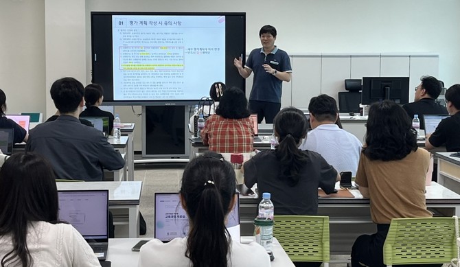 23일 공주 우성중학교에서 도내 고등학교 희망 교원 150여 명을 대상으로 '2025 고등학교 학생평가 역량 강화 연수'를 실시하고 있다. ⓒ 충남교육청