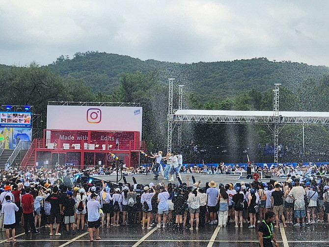 지난 23일 진행된 카스쿨 페스티벌 '프레시 스테이지(Fresh Stage)'에서 공연을 즐기는 관객들. = 추민선 기자
