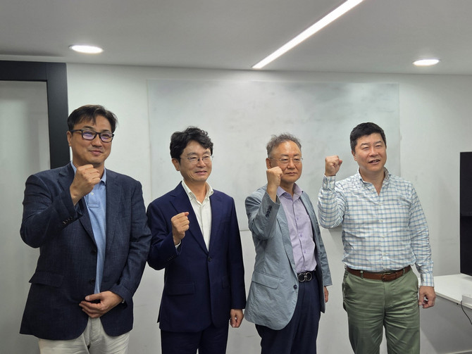 (왼쪽부터)안준형 디윅스 대표, 안인구 클라비 대표, 김상욱 대보DX 대표, 남운성 시선AI 대표가 계약 체결 후 기념사진을 촬영하고 있다. ⓒ 시선AI