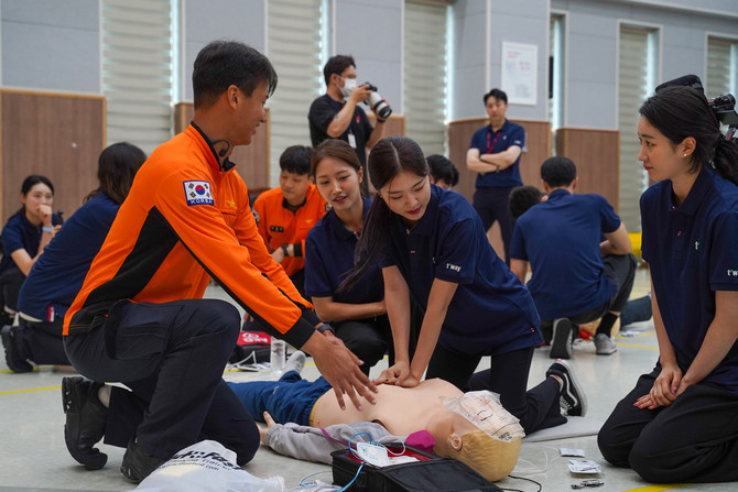 티웨이항공 객실 승무원들이 소방안전 교육 훈련을 통해 심폐소생술(CPR) 및 기내 응급처치 등 고강도 안전 훈련을 받고 있다. ⓒ 티웨이항공